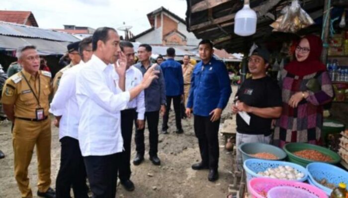 Joko Widodo melakukan kunjungan ke Pasar Sentral Palakka, Kabupaten Bone,