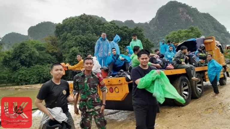 Babinsa Kodim 1421 Pangkep Evakuasi Mahasiswa di Tengah Banjir