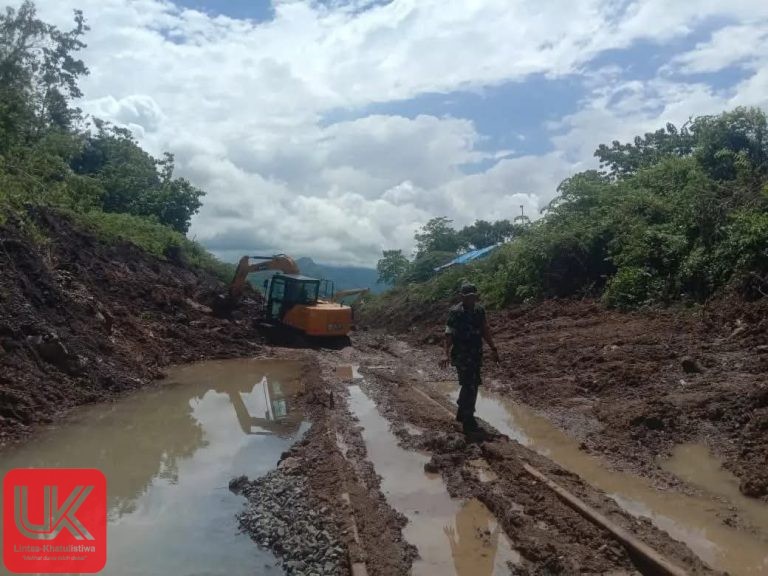 Pemantauan Rel Kereta Api oleh Babinsa di Desa Mandalle Pasca Longsor
