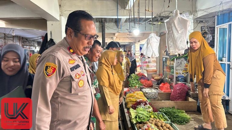 Wakapolres Pangkep Bersama TPID Gelar Sidak di Pasar Sentral Pangkajene