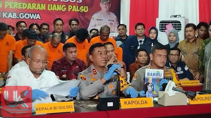Kapalda Sulsel Irjen Pol Yudhiawan (Tengah), Kapolres Gowa AKBP Reonald TS Simanjuntak, Konferensi Pers Uang Palsu