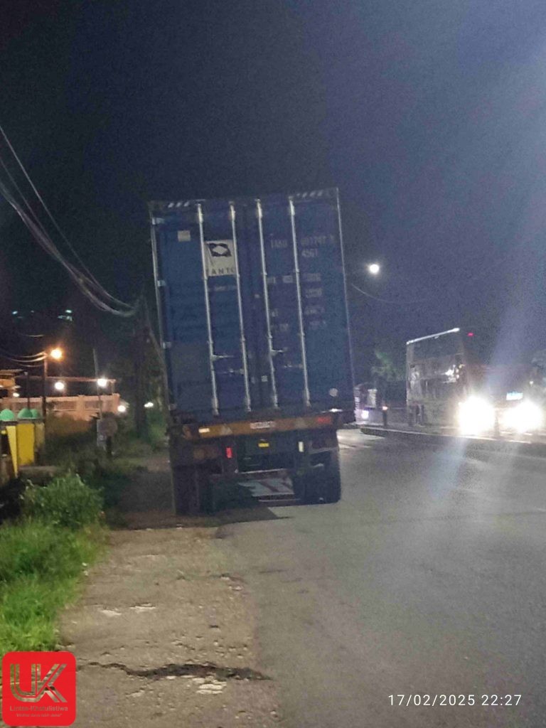 Truk Kontainer Tabrak Dahan Pohon yang Menjorok, Ganggu Lalu Lintas di Ma’rang