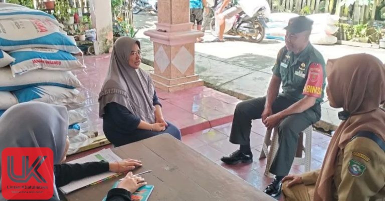 Babinsa Pantau Harga Pupuk di Desa Kanaungan