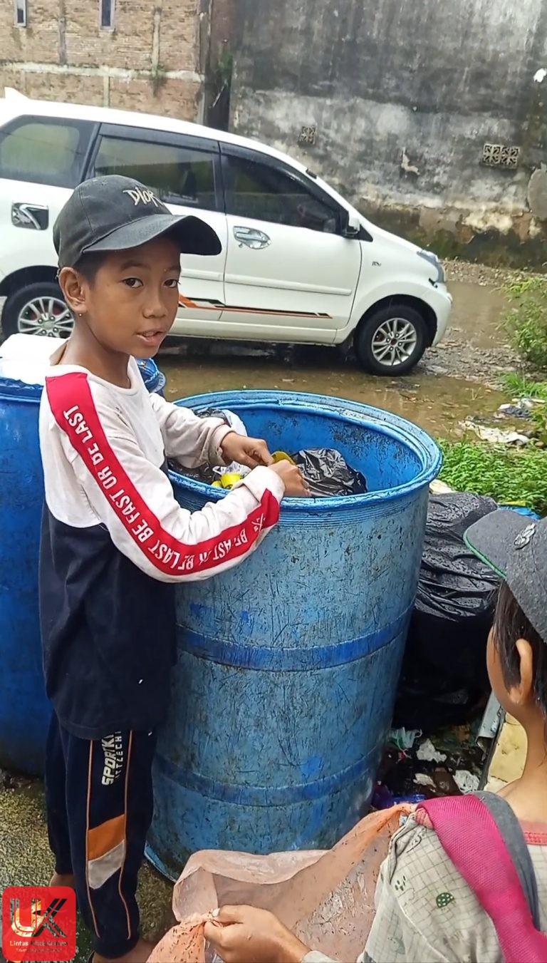 Potret Bocah Cilik di Pangkep Jadi Pencari Nafkah Bagi Keluarganya