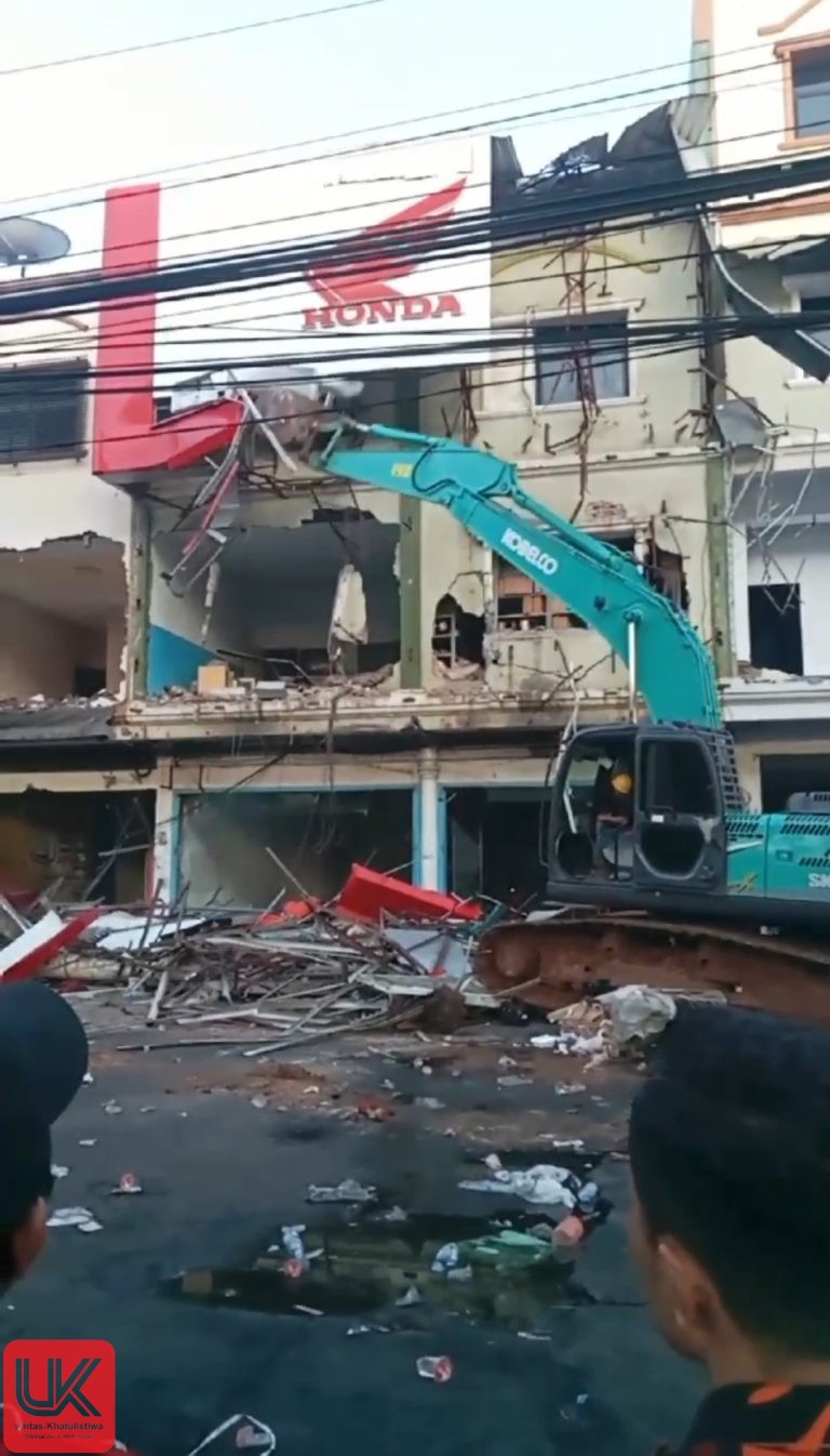 Bentrok meletus saat penggusuran lahan di Jl AP Pettarani, Makassar