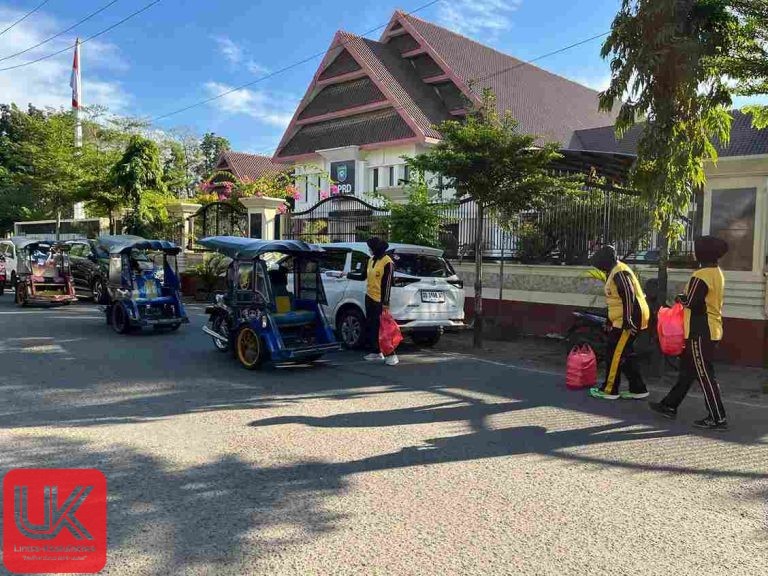 Polwan Polres Pangkep Tebar Kebaikan Melalui ‘Jumat Berkah’: Bagikan Nasi Kotak ke Masyarakat dan Tahanan