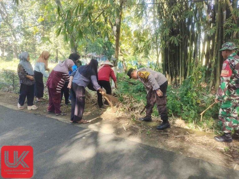 Sinergi TNI-Polri di Pangkep: Bhabinkamtibmas dan Babinsa Pimpin Kerja Bakti, Pererat Hubungan dengan Warga