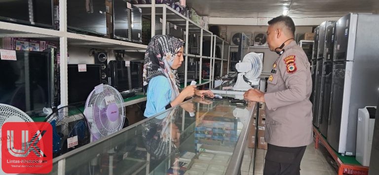 Patroli Siang Hari, Ka SPKT III Polsek Ma’rang Sambangi Toko Elektronik