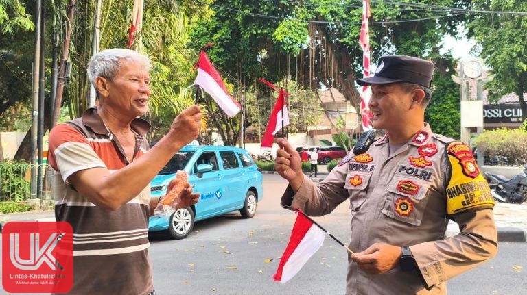 Bhabinkamtibmas Cikini Tebar Semangat Merah Putih di Jalan Cikini Raya