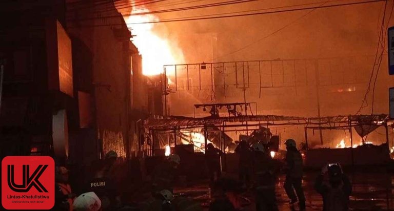 Si Jago Merah Melalap Ruko Fatmawati di Tengah Malam
