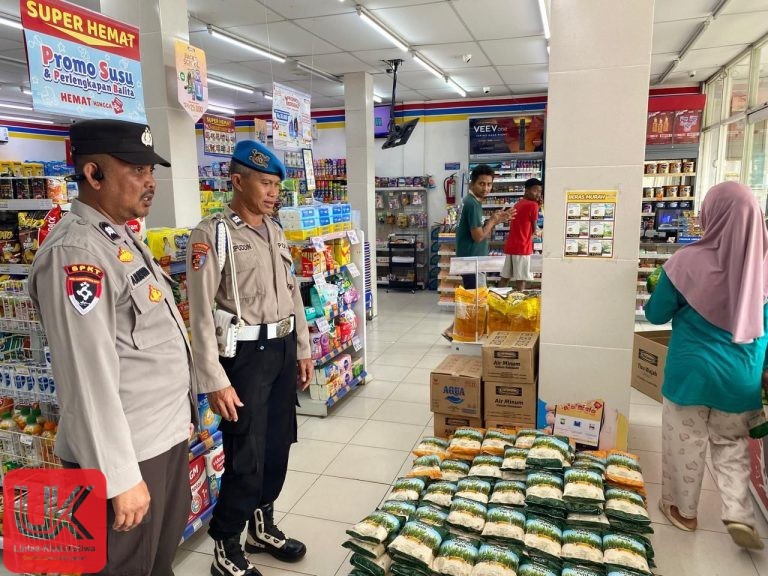 Polsek Ma’rang Gelar Patroli di Indomaret Talaka, Pastikan Tidak Ada Barang Kedaluwarsa