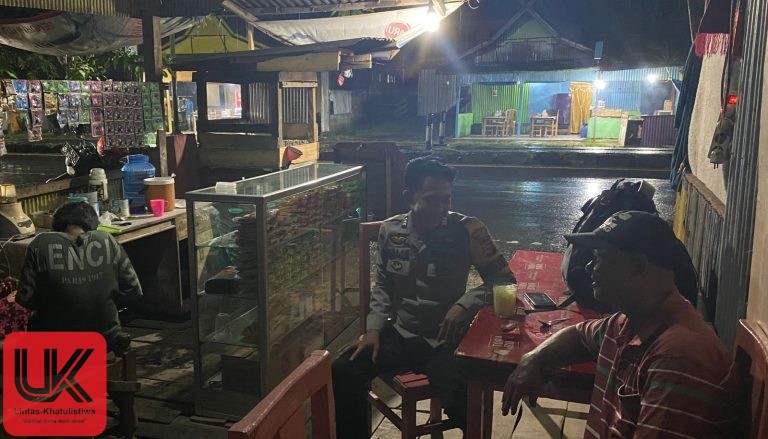 Bhabinkamtibmas laksanakan giat sambangi warga pada malam hari pantau situasi wilayah binaan