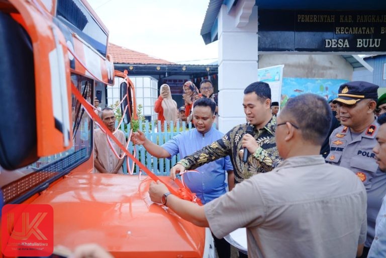 Bupati Pangkep meresmikan Mobil Wisata desa.
