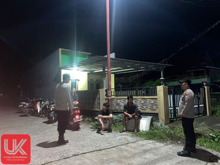 Patroli malam Polsek minasatene dalam menciptakan situasi aman dan kondusif