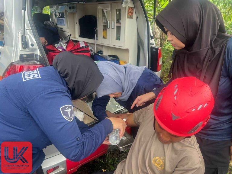 Mengabdi Tanpa Kenal Lelah, Sidokkes Polres Pangkep Siaga Berikan Pelayanan Kesehatan di Posko Evakuasi ATR