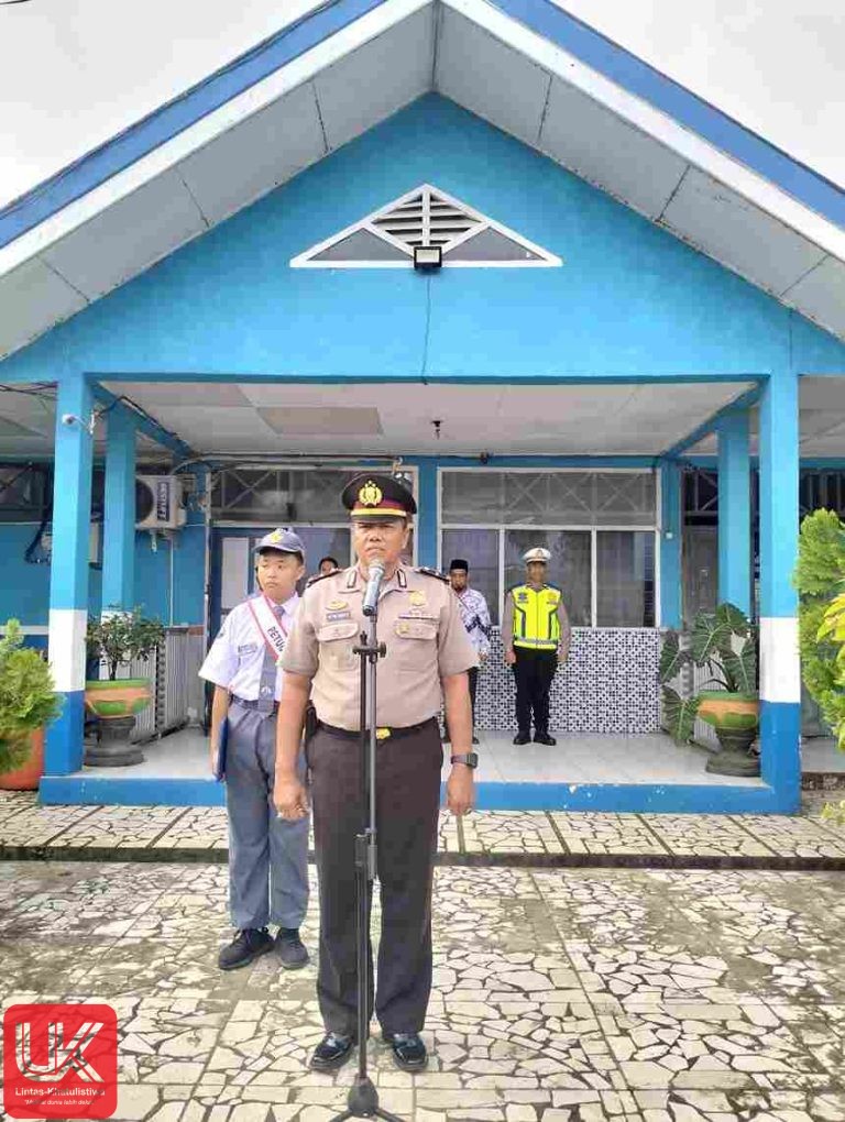 Panit Binmas Polsek Bungoro IPDA Suyono Selaku Pembina Upacara di SMAN 3 Pangkep Lewat Program Police Goes To School
