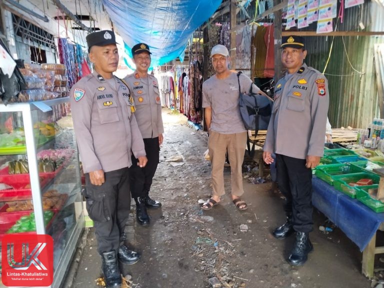 Kapolsek Ma’rang Pimpin Patroli Jalan Kaki di Pasar Tradisional Bonto-Bonto