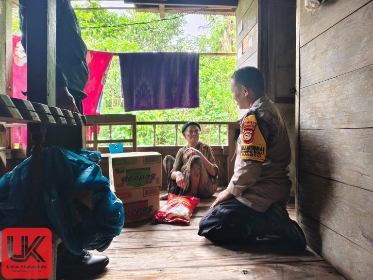 Bhabinkamtibmas Tompo Bulu Bersama Personel BKO Polres Pangkep Bagikan Sembako, Wujud Terima Kasih Kapolres kepada Warga