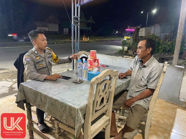 Bhabinkamtibmas laksanakan giat sambangi warga pada malam hari pantau situasi wilayah binaan