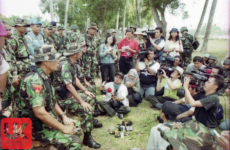 Wajah Jurnalis Tempur: Mengungkap Kisah Wartawan Sejati di Medan Komplik Aceh Tahun 2000