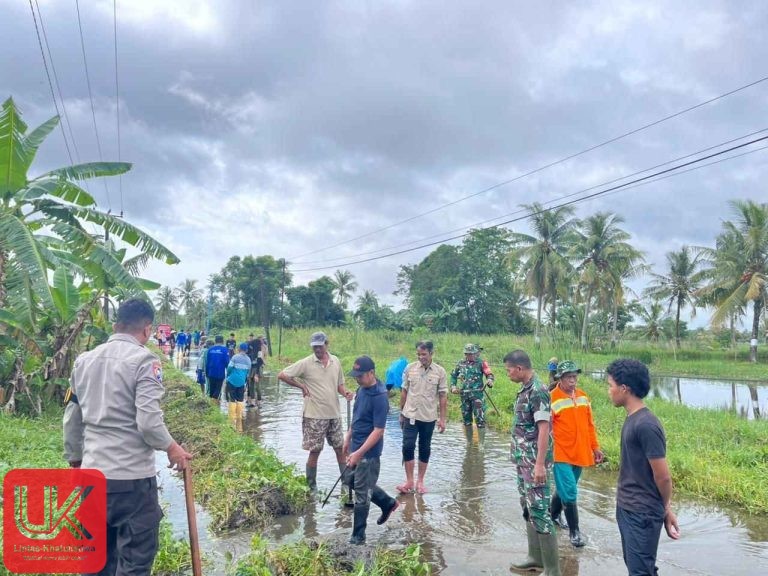 Sinergi TNI Polri dan Pemerintah Ma’rang Gelar GERAKAN ASRI, Bersihkan Saluran Air Daerah Rawan Banjir