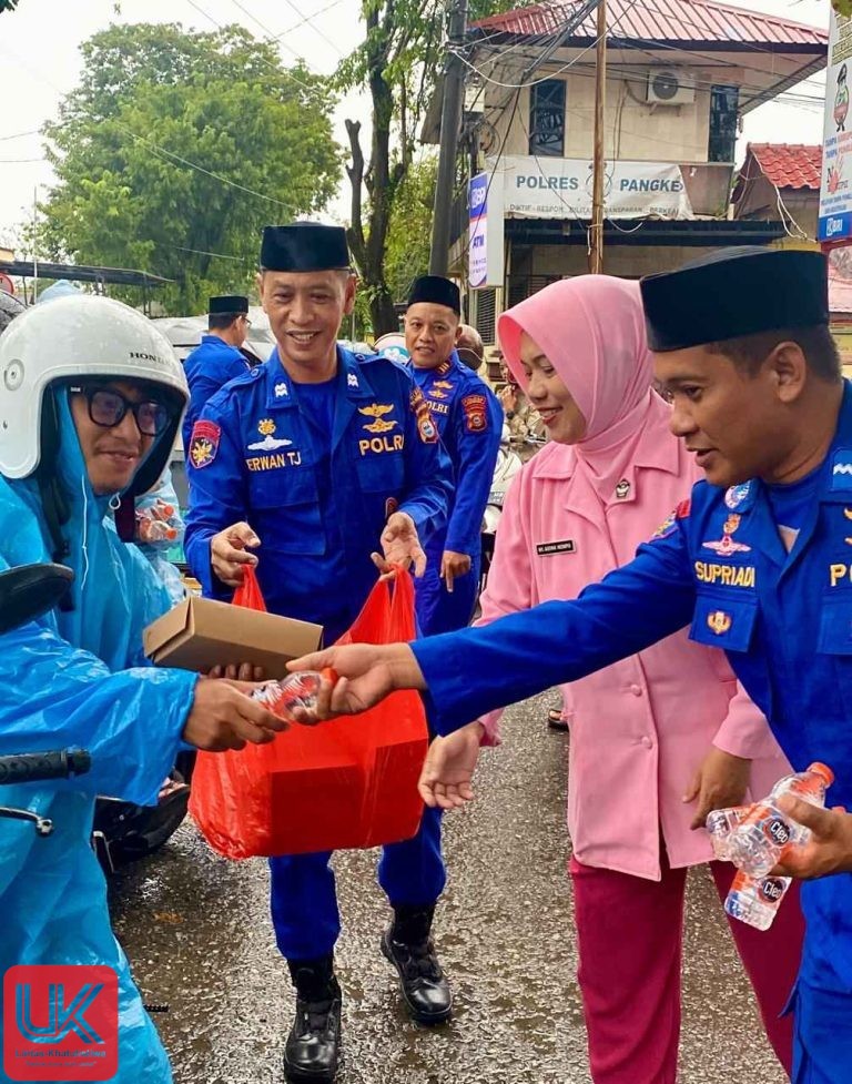Sat Polairud Polres Pangkep Bersama Bhayangkari Berbagi Takjil di Bulan Ramadhan