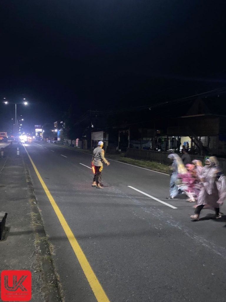 Malam ke-13 Ramadan 1447 H, Personel Polsek Ma’rang Amankan dan Atur Lalin Jamaah di Masjid Besar Taqwa Bonto-Bonto
