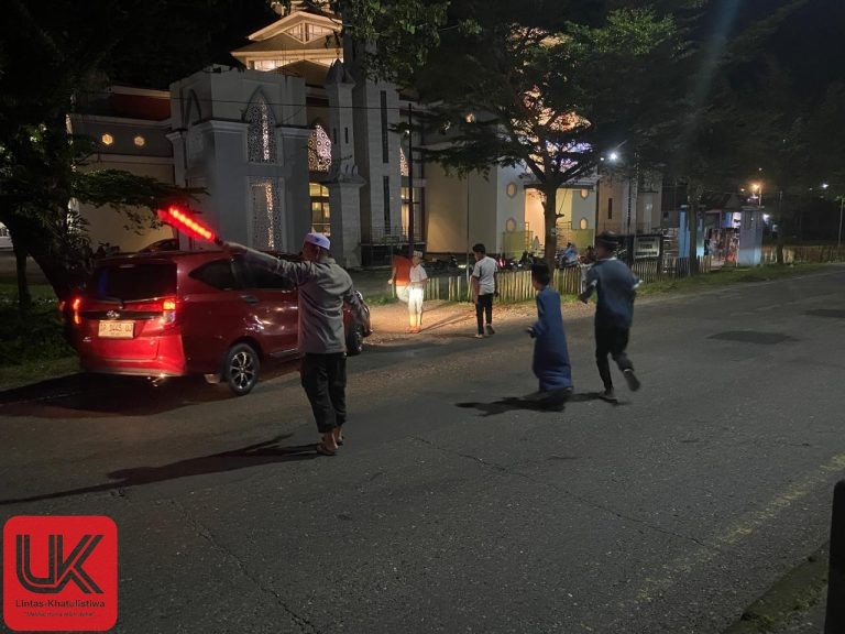 Polsek Ma’rang Beri Pelayanan Malam Ramadan, Polisi Bantu Jamaah Tarawih Menyeberang Jalan