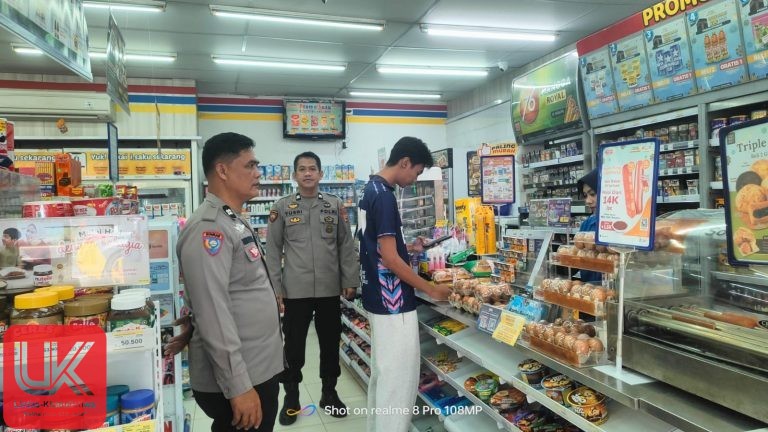 Patroli Humanis Polsek Ma’rang Beri Rasa Aman bagi Karyawan dan Pengunjung Indomaret