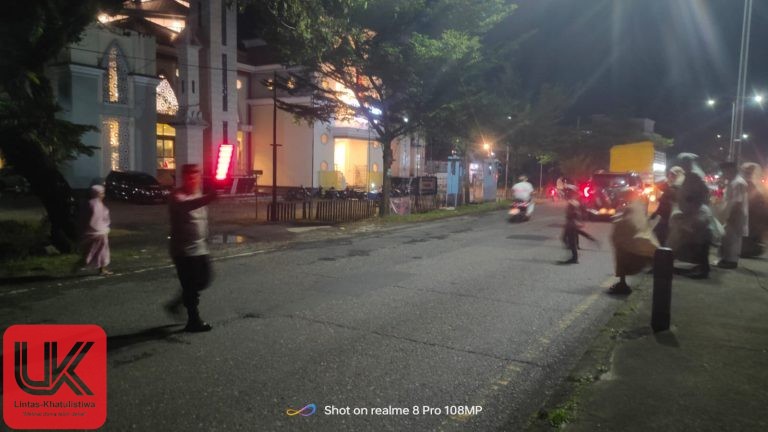 Personel Polsek Ma’rang Laksanakan Pengamanan dan Pengaturan Lalu Lintas Saat Sholat Tarawih, Wujudkan Kamtibmas Kondusif di Bulan Ramadan