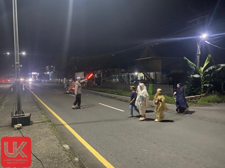 Polsek Ma’rang Hadir di Tengah Masyarakat, Amankan Sholat Tarawih di Masjid Besar Taqwa