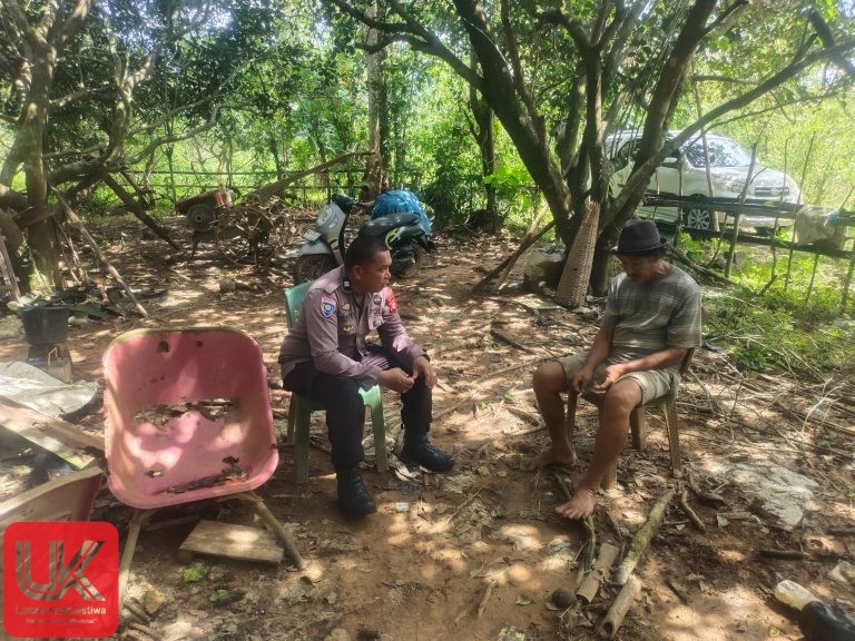 Sambang Humanis di Tengah Kebun, Bhabinkamtibmas Desa Padang Lampe Pererat Kedekatan dengan Warga