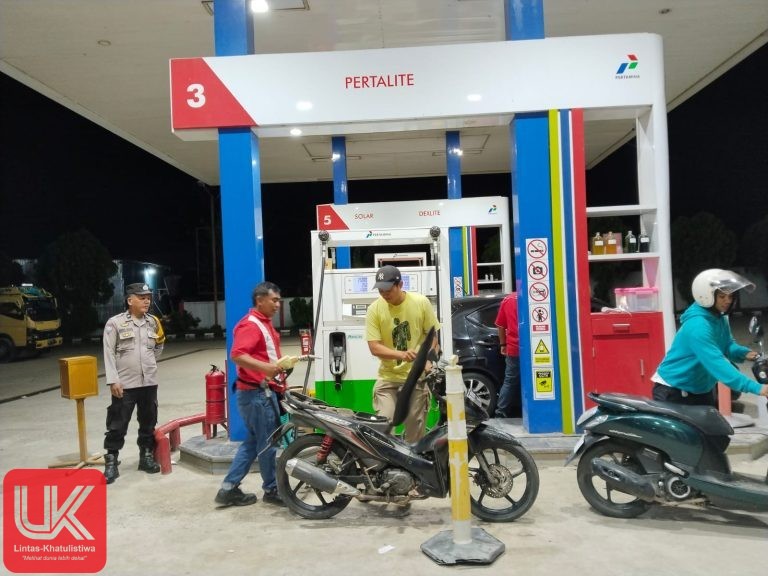Patroli Dialogis di SPBU Laikang, Bhabinkamtibmas Polsek Ma’rang Ajak Warga Tingkatkan Kewaspadaan