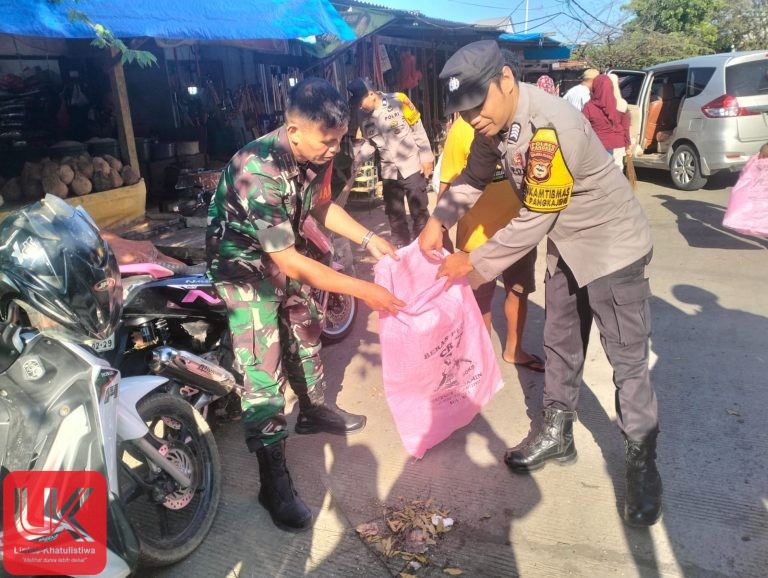 Bhabinkamtibmas Polsek Pangkajene Melaksanakan Giat Karya Bakti Dalam Rangka HUT ke 69 Kodam XIV/Hasanuddin di Pasar Sentral Pangkajene Kab. Pangkep