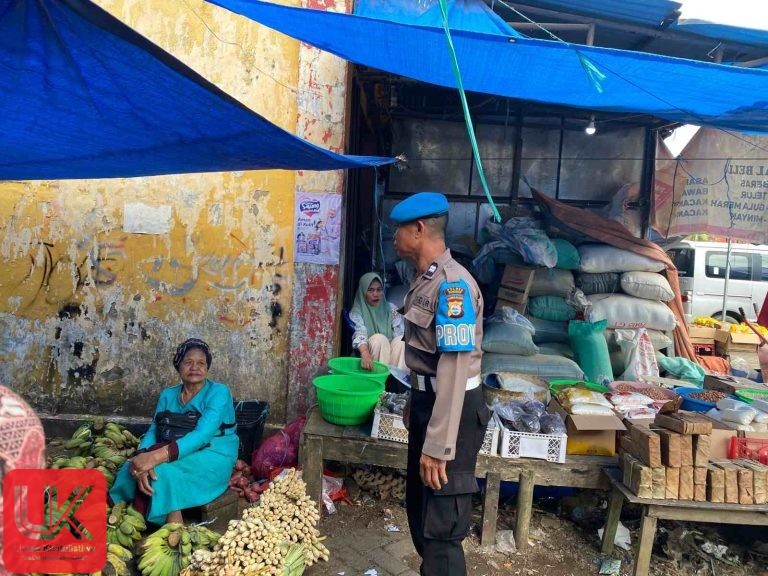 Patroli Pasar Tradisional, Kanit Provost Polsek Ma’rang Sampaikan Himbauan Kamtibmas kepada Pedagang dan Pengunjung