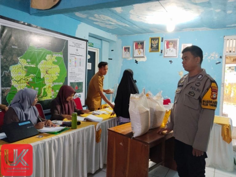 Bhabinkamtibmas Hadiri Penyaluran Bantuan Pangan Kepada Warga di Desa Lanne Serta Ajak Para Penerima Tetap Jaga Kamtibmas Aman Kondusif.
