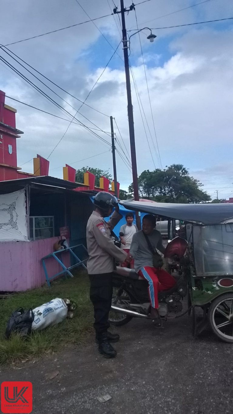 Lewat Patroli Dialogis, Bhabinkamtibmas Polsek Minasate’ne Imbau Kepatuhan Lalu Lintas di Pasar Tanete”
