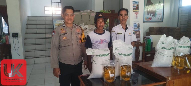 Bhabinkamtibmas Polsek Ma’rang Hadir Mengawal Penyaluran Bantuan Pangan Pemerintah di Kelurahan Talaka