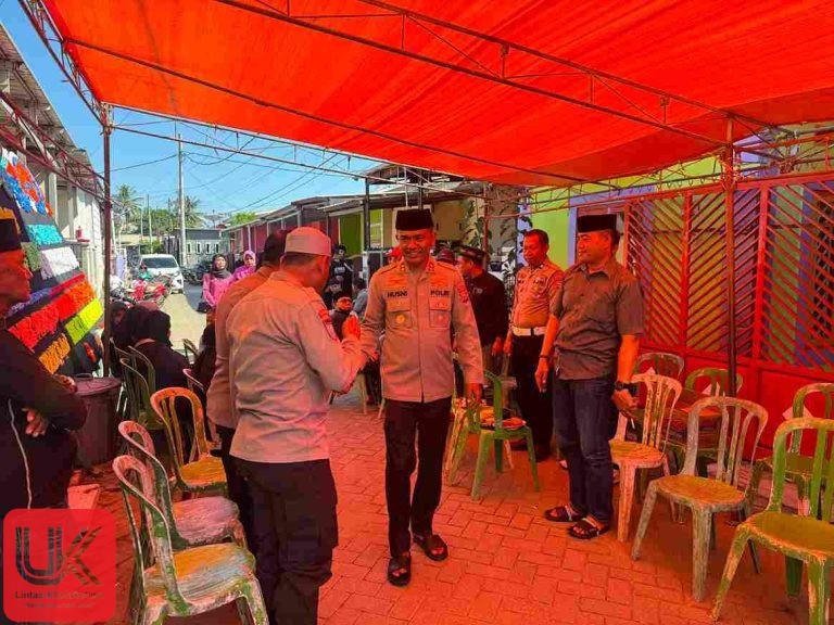 Kapolres Pangkep dan Ketua Bhayangkari Cabang Pangkep Melayatat Ke Rumah Duka Aiptu Muhammad Yusuf Nur