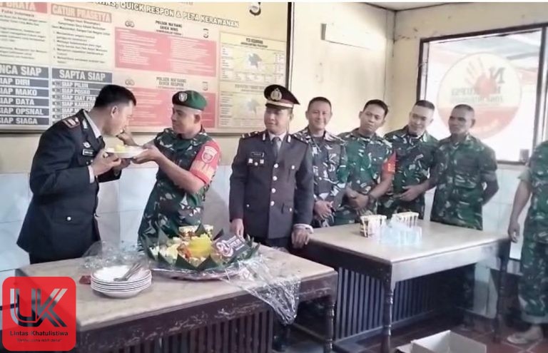 Peringati HUT Bhayangkara ke-80, Polsek Ma’rang Terima Tumpeng dan Ucapan Selamat Dari Danramil 1421-05 Ma’rang