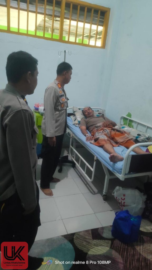 Wujud Kepedulian Pimpinan, Kapolsek Ma’rang Bersama Wakapolsek Jenguk Kanit Intelkam yang Sedang Dirawat