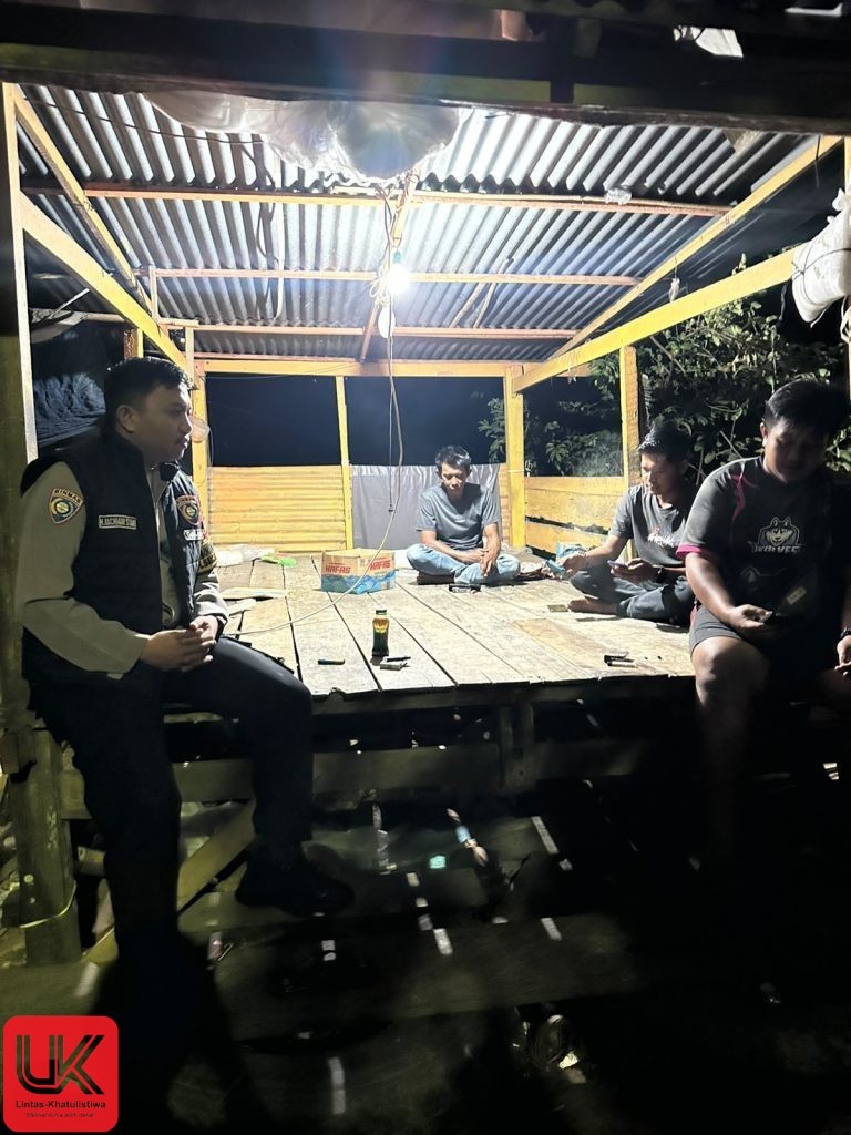 Sambang Warga Pada Malam Hari, Bhabinkamtibmas Polsek Ma’rang Ajak Warga Jaga Kamtibmas