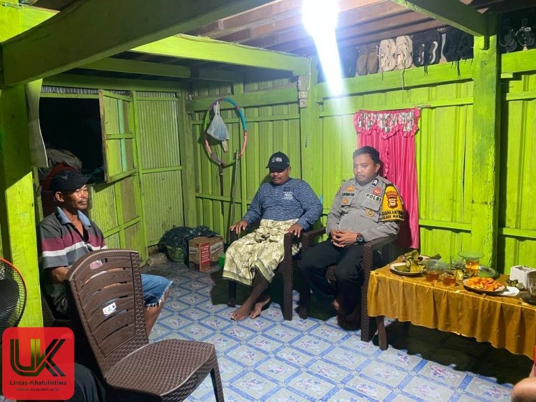 Bhabinkamtibmas Sambangi Warga di Malam Hari, Sampaikan Pesan Kamtibmas demi Ciptakan Lingkungan Aman dan Kondusif