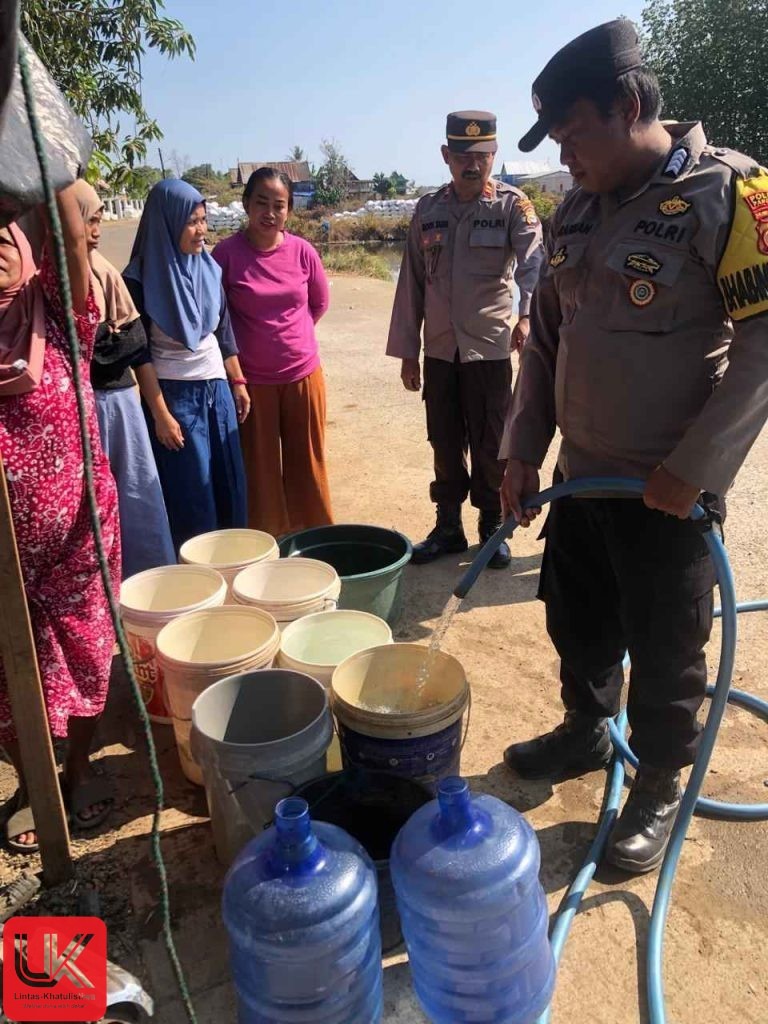 Polsek Labakkang Salurkan Bantuan Air Bersih untuk Masjid dan Warga di Maccini Baji
