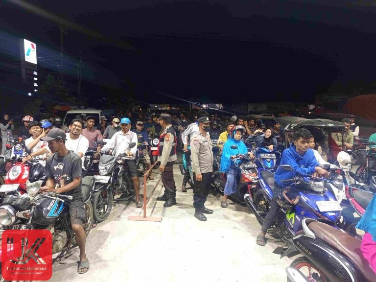 Tampilkan Sisi Humanis, Polsek Ma’rang Tuai Apresiasi Warga Saat Pengaturan Antrean BBM di SPBU Laikang