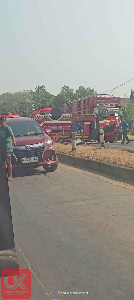 Diduga Hilang Kendali, Mobil Damkar Pangkep Terguling di Labakkang, Danru dan Satu Personil Gugur