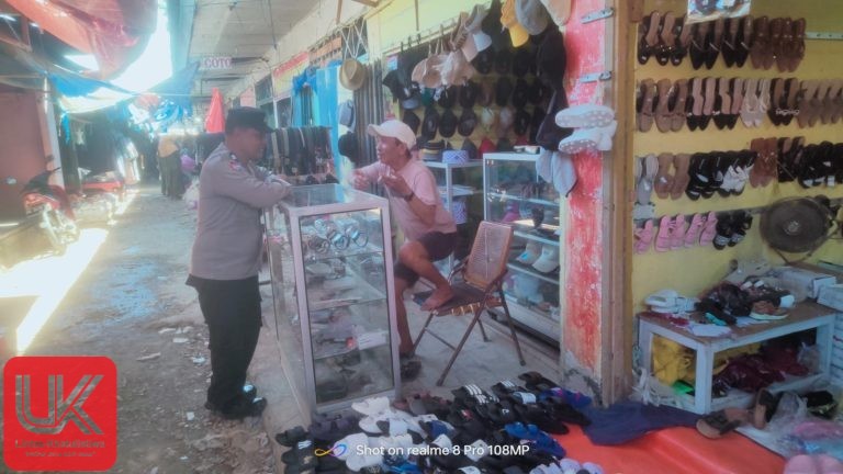Bhabinkamtibmas Polsek Ma’rang Patroli di Pasar Bonto-Bonto, Ingatkan Warga Waspada Kebakaran