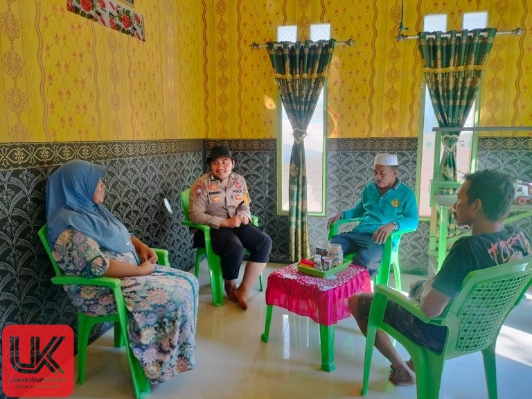 Bhabinkamtibmas Desa Dewakang Laksanakan Door to Door System di Desa Binaanya.
