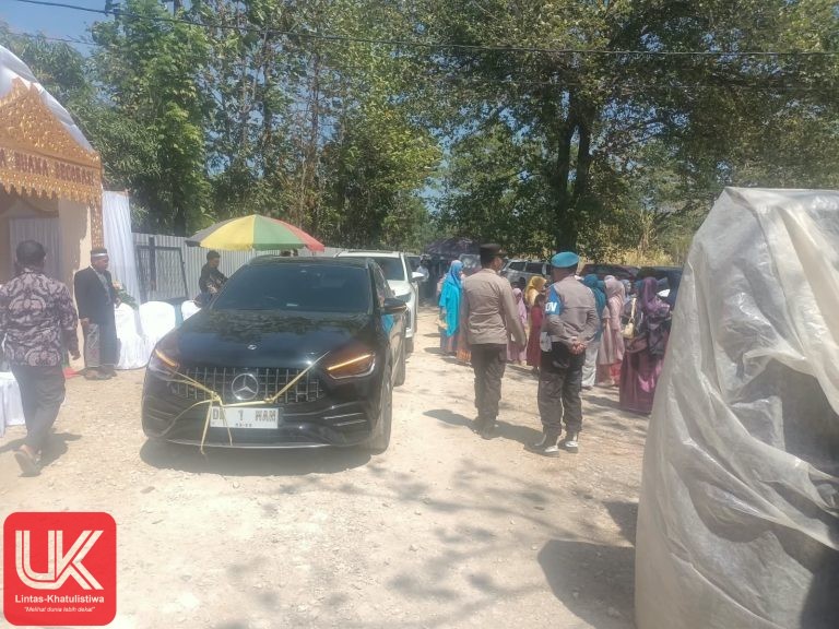 Pelayanan Humanis Polri, Polsek Segeri Kawal Rombongan Pengantin