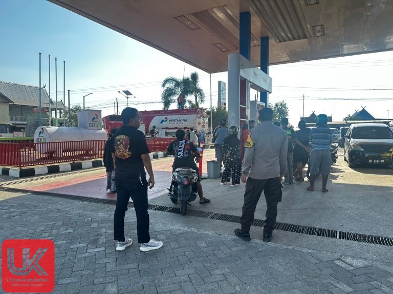 Personel Polsek Ma’rang Jaga Kamtibmas di SPBU Antisipasi Dampak Keterbatasan Stok BBM
